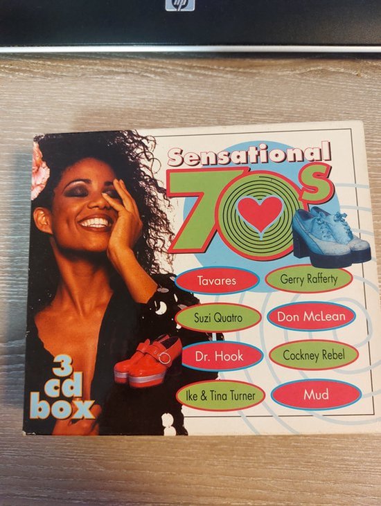 3 CD box Sensational 70's met op de hoes een lachende vrouw en rode en blauwe schoenen.