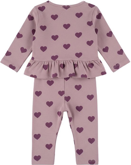 Roze tweedelige set met paarse hartjesprint, bestaande uit een top met ruches en een legging.