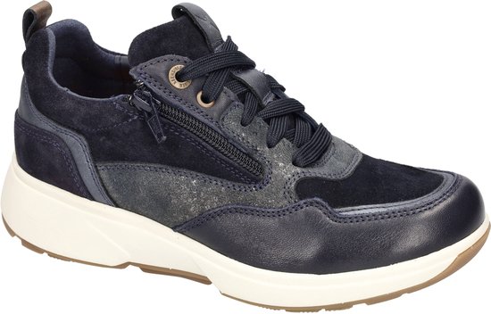 Navy suède sneaker met rits aan de zijkant, leren overlays en een witte zool.