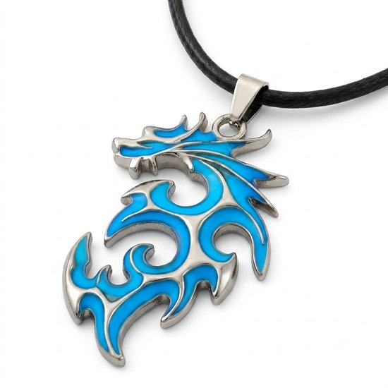 Gedetailleerde zilverkleurige drakenhanger met blauw gloeiend accent.