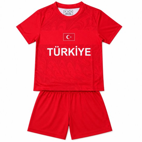 Rood kinder voetbaltenue met opdruk "TÜRKIYE" en de Turkse vlag, met een subtiel golvend patroon.
