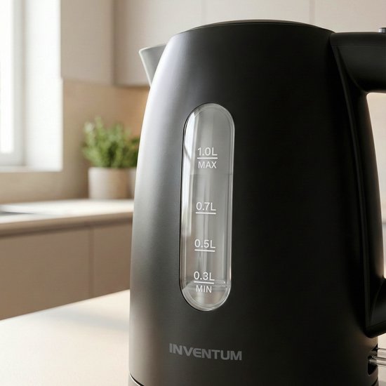 Zwarte Inventum waterkoker met een transparant waterniveau-indicator met markeringen tot 1.0L.