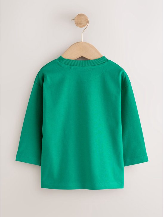 Achterkant van een groen T-shirt met de tekst 'COOL KID'.