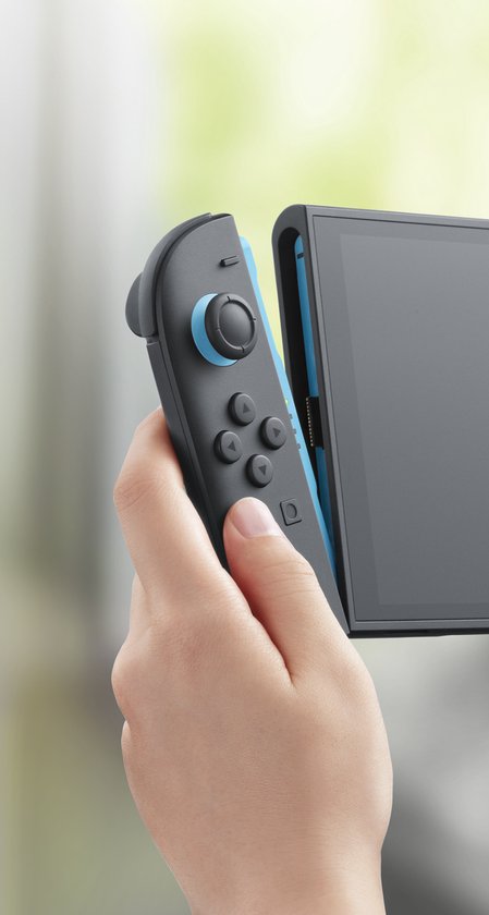 Hand die een neonblauwe Joy-Con controller aan een grijze Nintendo Switch console bevestigt.