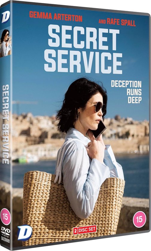 Gemma Arterton in Secret Service, dekt haar mond af aan de telefoon.