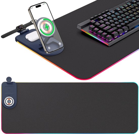 Een gaming setup met een muismat, toetsenbord, draadloze telefoonlader met telefoon, Apple Watch en oordopjes.