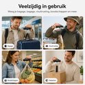 Vier afbeeldingen van een man die een blauwe koffer weegt, een man die vis weegt, een vrouw die boodschappen weegt en een man die een pakket weegt met een zwarte weegschaal.
