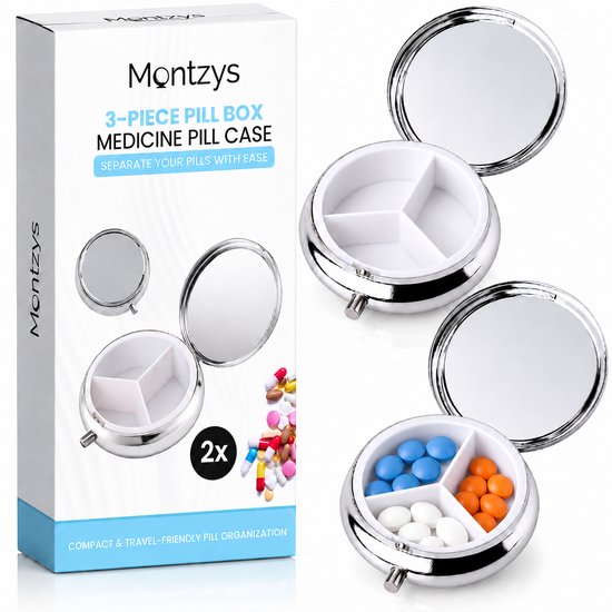 Zilverkleurig, rond pillendoosje met drie vakken, gevuld met blauwe, witte en oranje pillen. Twee open pillendoosjes en de verpakking zijn zichtbaar.