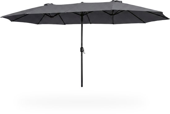 Een open, donkergrijze dubbele parasol, geïsoleerd op een witte achtergrond.