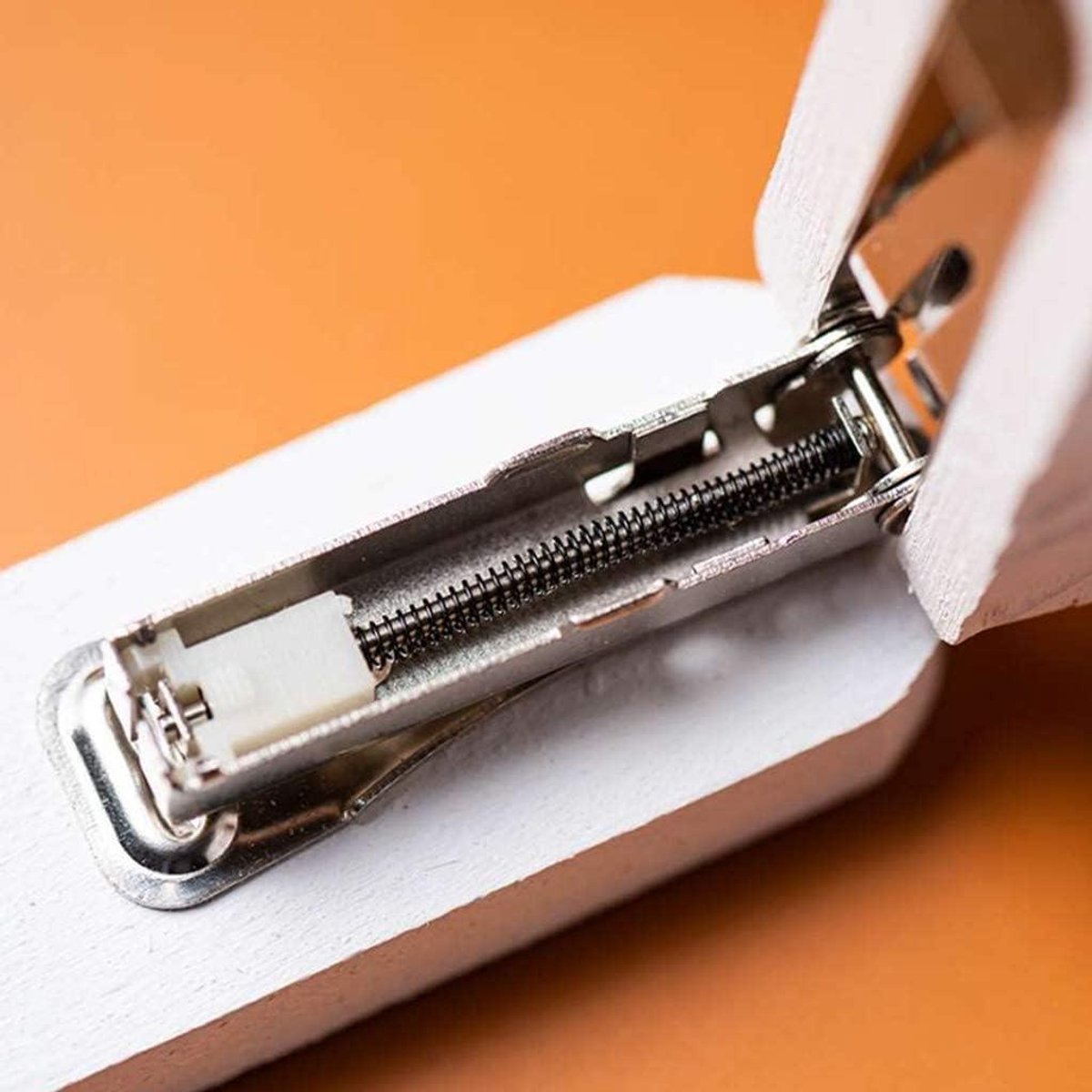 Nietmachine Dier - Kantoorbenodigdheid - Papier Binden - Handgesneden Hout - Compact Ontwerp - Houtkleur