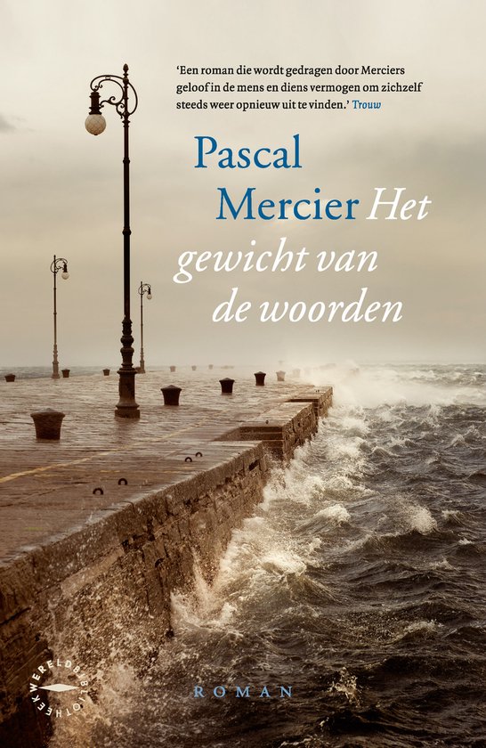 Cover van het boek 'Het gewicht van de woorden' met een foto van een pier met lantaarns bij ruwe zee.