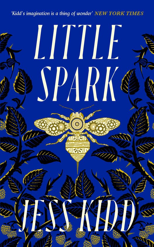 Boek omslag 'Little Spark' met een blauwe achtergrond, gouden bij met patronen, en donkere bladeren en bessen.