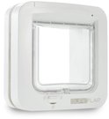 Wit microchip kattenluik van SureFlap met transparante klap, vanuit een hoek gefotografeerd.