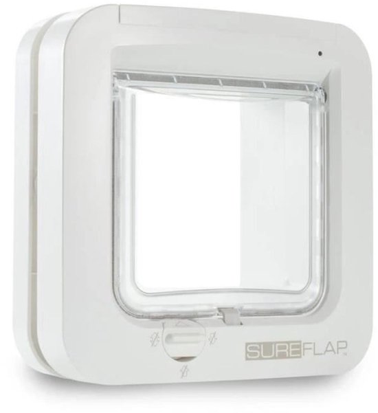 Wit microchip kattenluik van SureFlap met transparante klap, vanuit een hoek gefotografeerd.