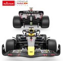 Voor- en achterkant van een zwarte Red Bull RB18 F1 auto met gele en rode accenten.