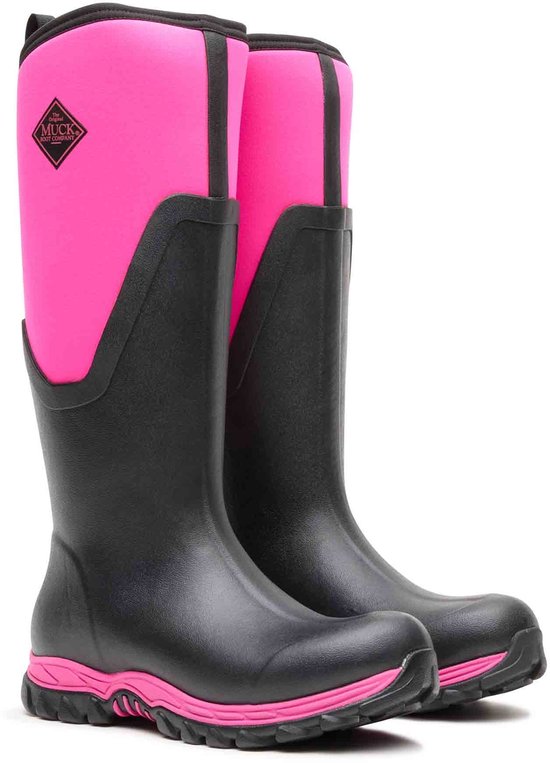 Paar zwarte regenlaarzen met roze schacht en roze zool, lichte schuine weergave.