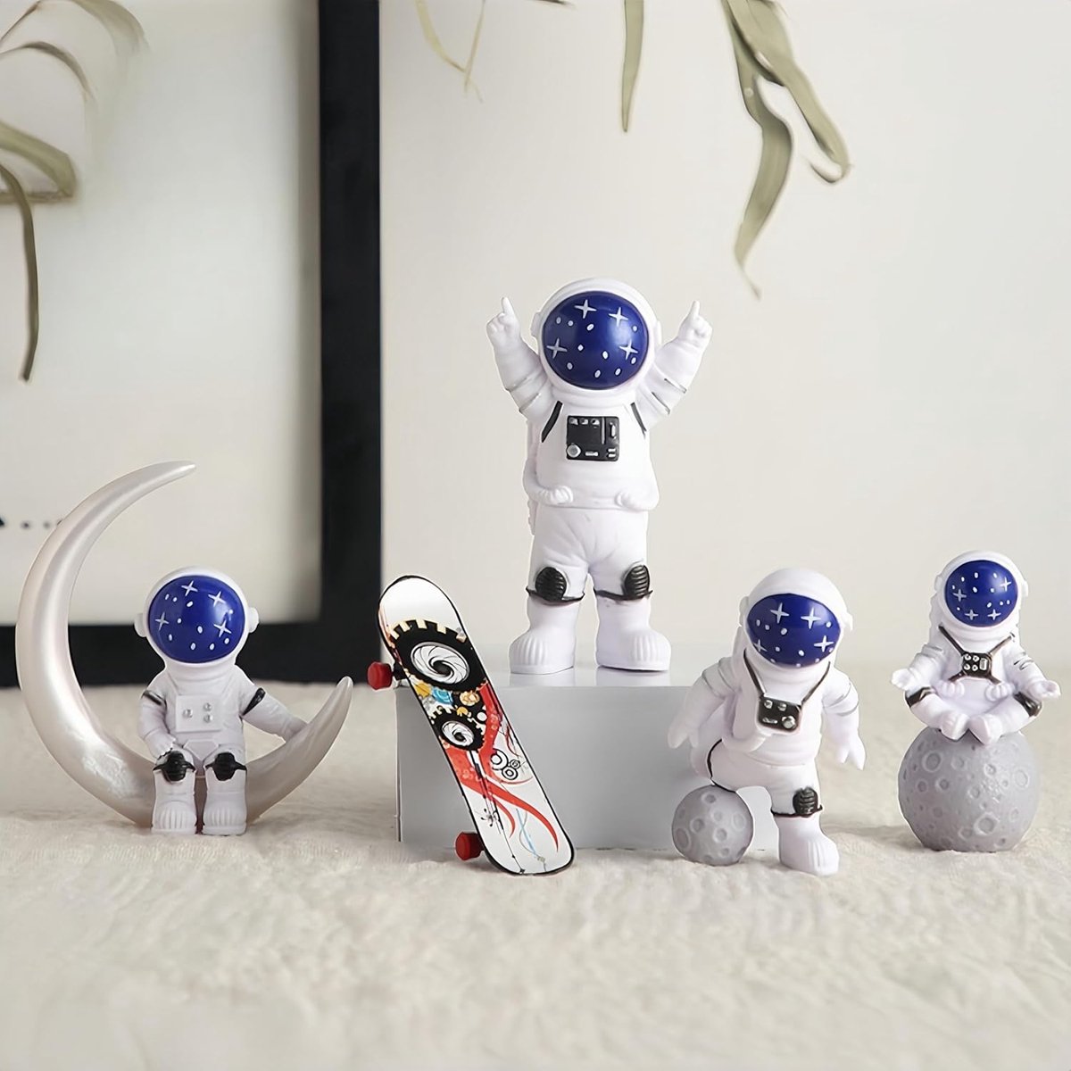 SnelShoppen - Astronaut Figuren Set van 4 - Ruimte Decoratie voor Bureau, Taart en Cadeau - Hoge Kwaliteit Hars, Blauw, 5-8cm - Perfect voor Kinderen