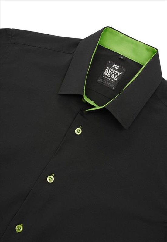 Detail van de kraag van een zwart overhemd met het label 'RUSTY NEAL' en een groene voering.