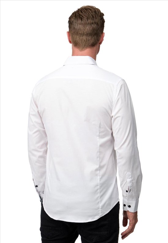 Achterkant van een wit slimfit overhemd met zwarte knopen op de mouwen.