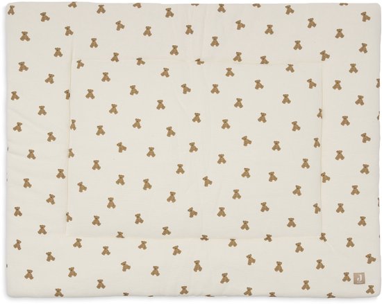 Een boxkleed in ecru met een all-over print van bruine teddyberen. Het kleed heeft een gewatteerd middenstuk en een Jollein logo rechtsonder.