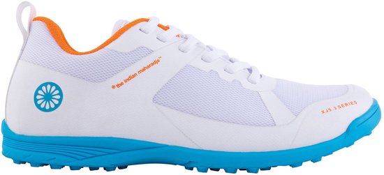 Witte hockeyschoen met oranje voering en blauwe zool. Het Indian Maharadja logo is zichtbaar op de zijkant.