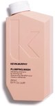 KEVIN.MURPHY PLUMPING.WASH fles van 250 ml in perzikkleur met een witte dop. "Densifying shampoo for thinning hair" is gedrukt op de voorkant.