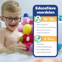 Een lachende jongen met een bril speelt met een kleurrijk, zacht magnetisch speelgoed dier in bad. De tekst vermeldt 'Educatieve voordelen' voor 18-36M en 3-6YRS.