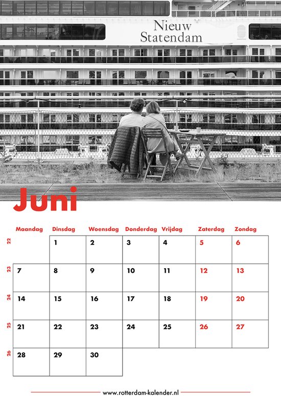 Kalenderpagina Juni met een koppel zittend op een terras met uitzicht op het cruiseschip Nieuw Statendam.