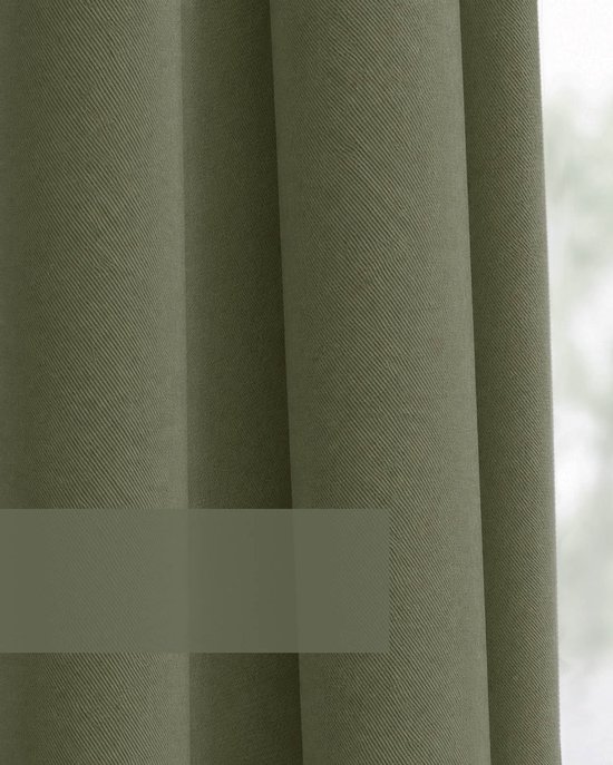 Glad groen gordijn van HOOMstyle met verticale plooien en fijne textuur.