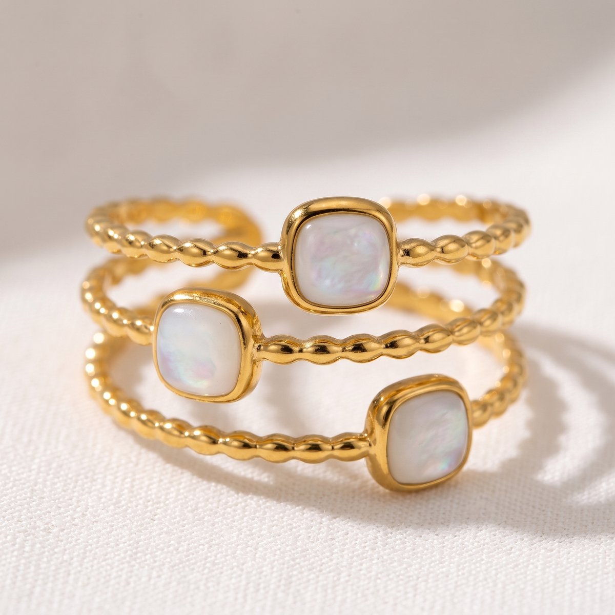 Lundholm Maeve Ring Wit Dames Goudkleurig – Premium Stainless Steel Gold PVD Plated – Verstelbare Ring met Steentjes – Open Statement Ring – One Size – Waterproof & Hypoallergeen – Scandinavisch Design