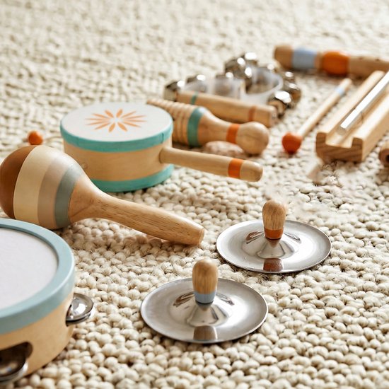 Houten kinderpercussieset met trommels, maracas, tamboerijn, castagnetten en xylofoon in meerkleurige pastelkleuren.