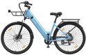 Hemelsblauwe elektrische fiets met voor- en achterdrager, voorvering en mand.