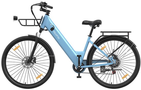 Hemelsblauwe elektrische fiets met voor- en achterdrager, voorvering en mand.