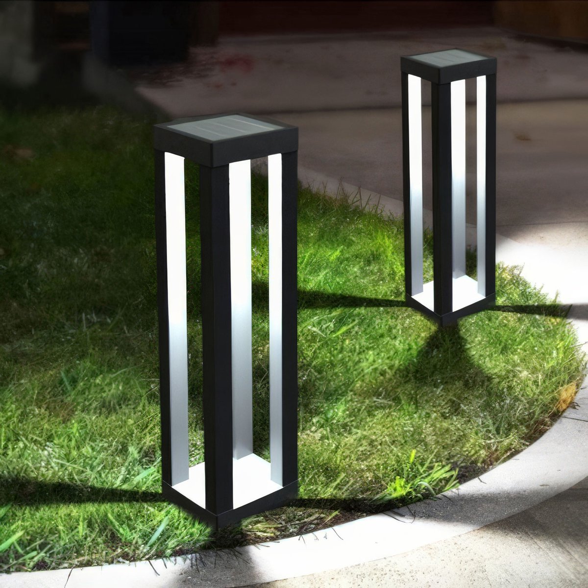 Solar Tuinlamp Op Zonne-Energie - Warm Wit Licht - 360° Verlichting - IP44 - Met Grondpen - 1 SMD LED - 10,5 x 10,5 x 46 cm [13013]