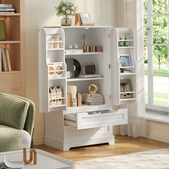 Armoire de rangement blanche avec portes ouvertes, remplie de livres, décorations, une platine et un tiroir.