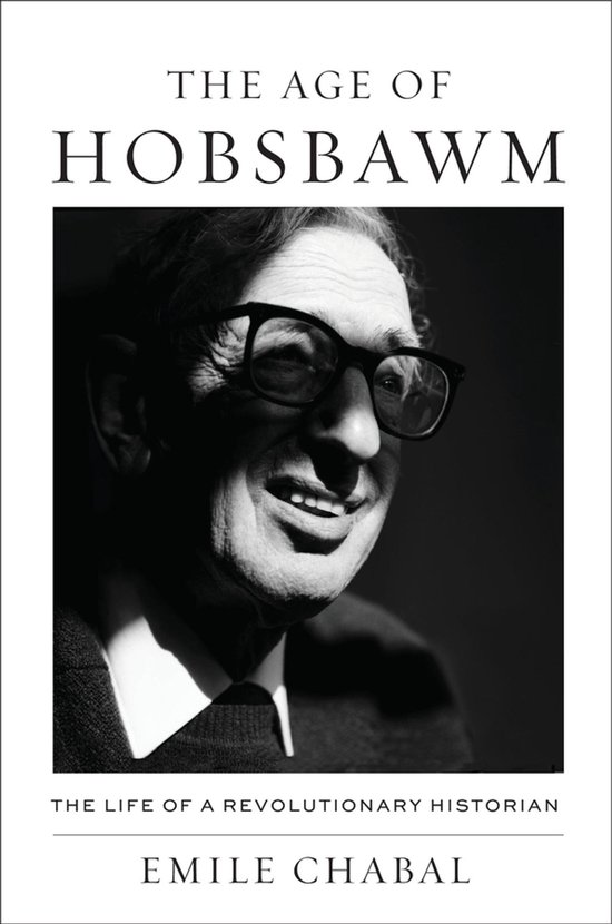 Boek 'The Age of Hobsbawm', de levensloop van een revolutionaire historicus, met een zwart-witfoto van Eric Hobsbawm.
