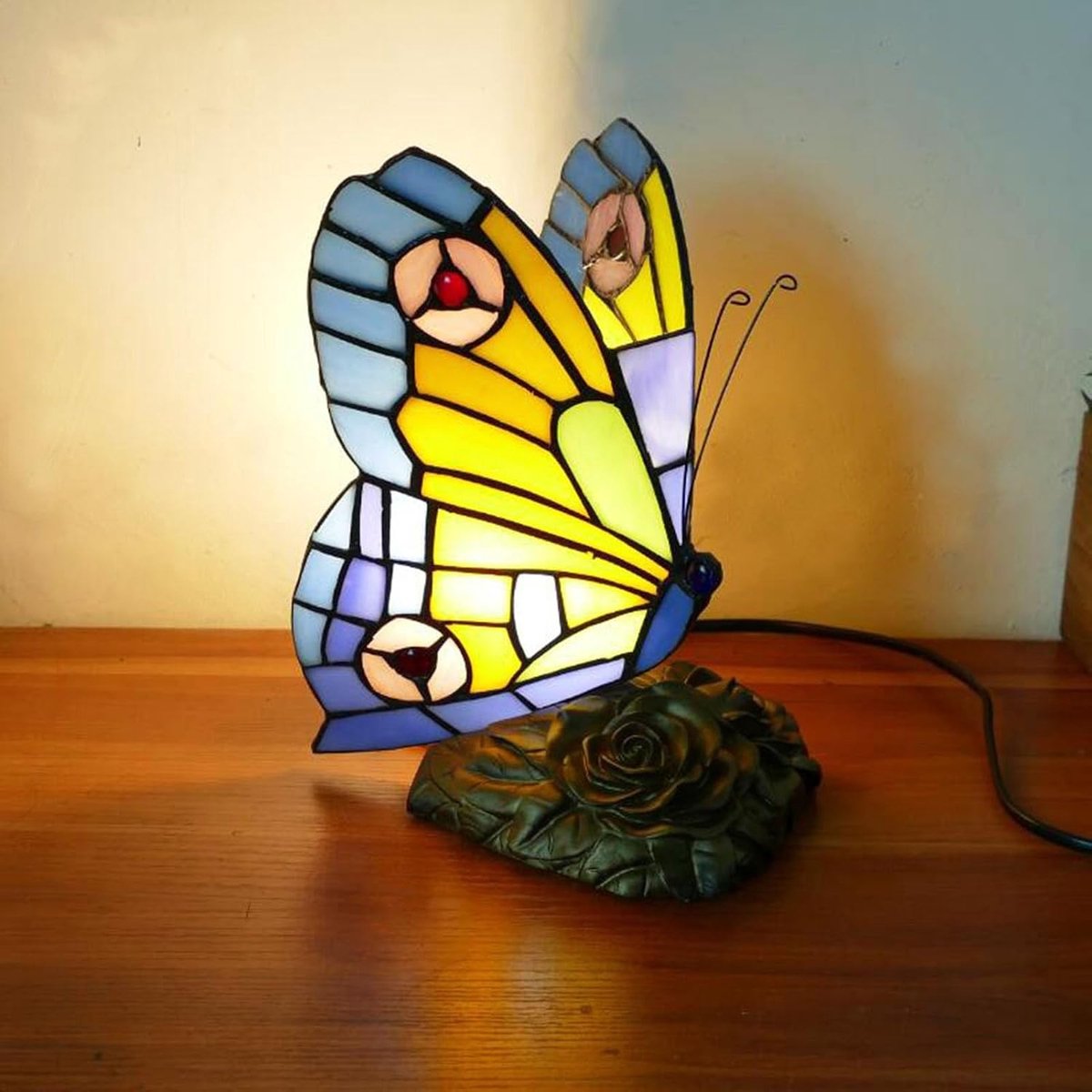 Tafellamp in Tiffany-stijl met vlinderdecoratie, vintage glas-in-lood, kleine leeslamp, geschikt voor nachtkastje, slaapkamer of thuiskantoor.