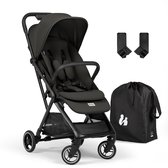 Zwarte, compacte reisbuggy met zonnekap, veiligheidsharnas, opbergmand en bijpassende reistas en adapters.