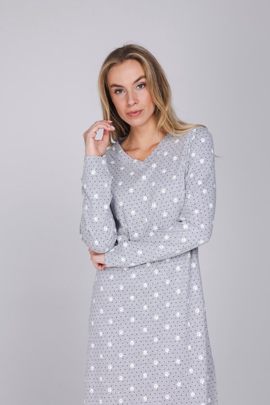 Model draagt een grijs nachthemd met V-hals, voorzien van een patroon van kleine zwarte stippen en witte pootafdrukken.