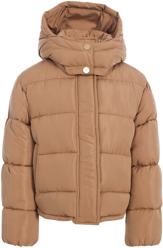 Voorkant van een beige pufferjas met capuchon, ritssluiting en gouden knopen.