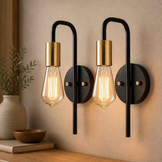 Deux appliques murales Clarvel Novaro avec des bras courbés noirs, des douilles dorées et des ampoules Edison.