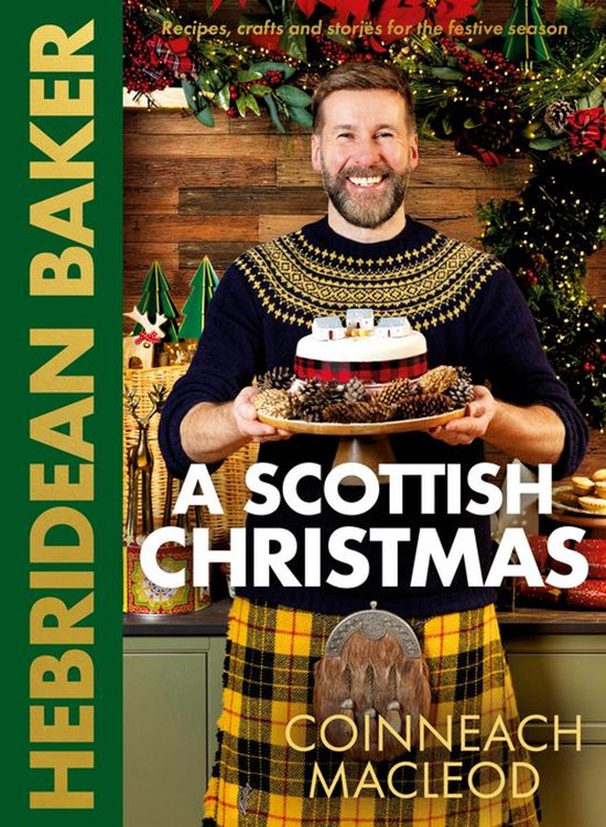 Man met baard in traditionele Schotse kilt en kersttrui met fair isle patroon, houdt kersttaart met dennenappels en sneeuwpopdecoratie vast. Boek "A Scottish Christmas".
