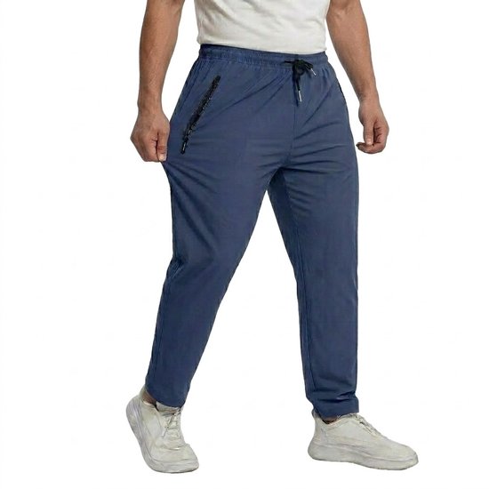 Homme en pantalon de sport bleu avec cordon de serrage et poches zippées.