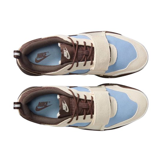 Bovenkant van twee bruine met lichtblauwe Nike sneakers met klittenbandsluiting.