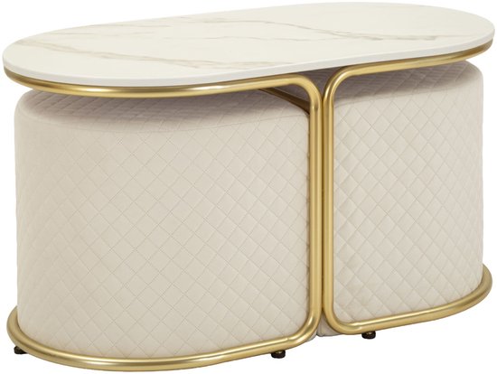 Ovale salontafel met marmerlook blad en gouden frame, met twee crèmekleurige, gewatteerde poefs eronder geschoven.