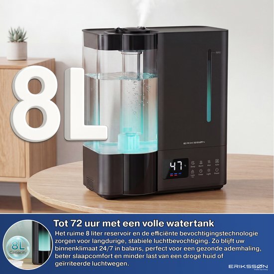 Zwarte Erikssøn luchtbevochtiger met 8L tank, groen oplichtend water, digitaal display met '47' en een afstandsbediening op een houten tafel.