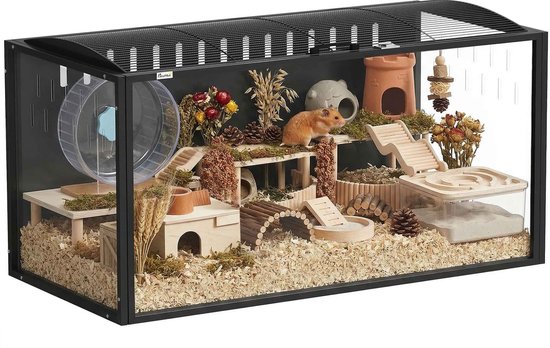 Luxe hamsterkooi, gevuld met speelgoed, huisjes, looprad en een hamster, alles op houtsnippers.