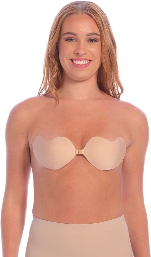 Model draagt een huidkleurige plakbeha met voorsluiting.