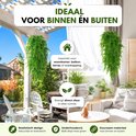 Groene kunsthangplanten aan een terras en in een woonkamer, ideaal voor binnen en buiten.