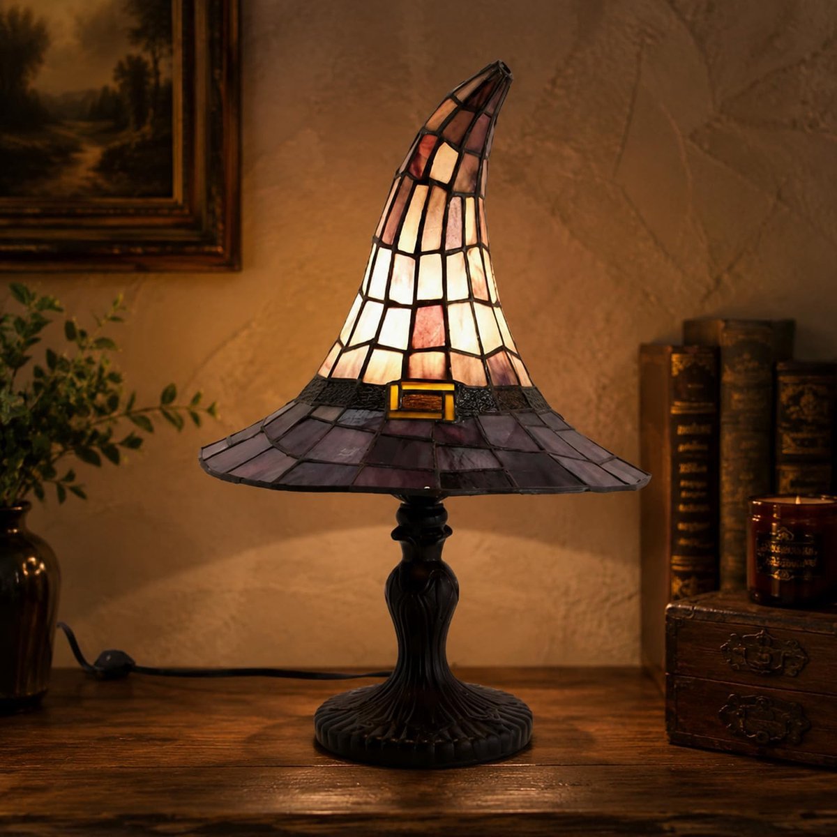 Lamp in de stijl van een heksenhoed met glas-in-loodmotief - Vintage Halloween tafellamp - Handgemaakte decoratieve lamp van hars in gotische tovenaarsstijl, perfect voor de slaapkamer, boekenplank en heksenkamer (klein formaat)
